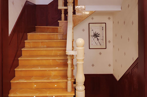 芮城中式别墅室内汉白玉石楼梯的定制安装装饰效果